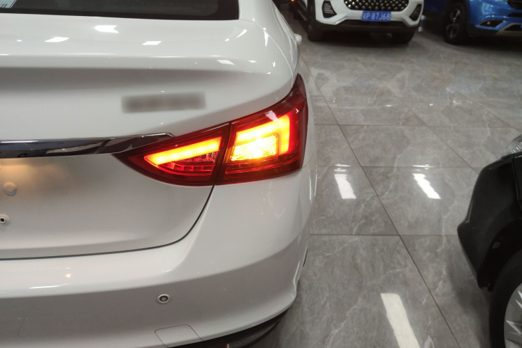 奇瑞 艾瑞泽5 2019款 改款PRO 1.5L CVT青春版 国VI车身外观9