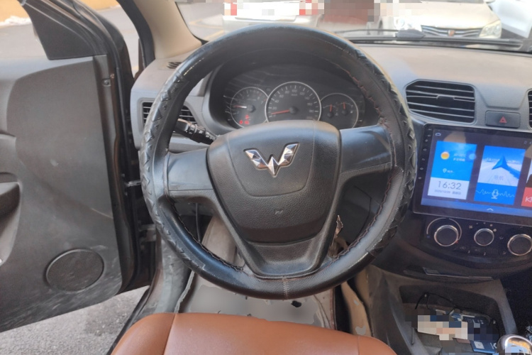 五菱汽车 五菱宏光 2016款 1.5L 改款S舒适型中控内饰13