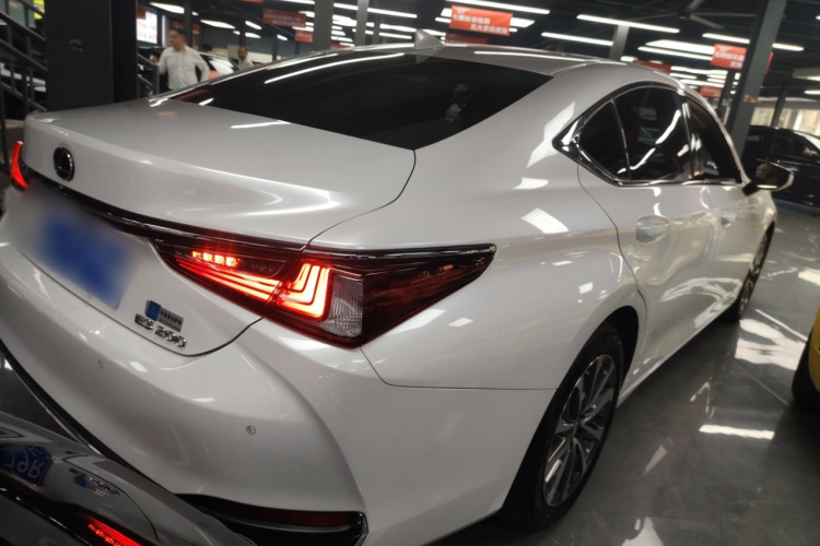 雷克萨斯ES 2021款 200 豪华版车身外观7