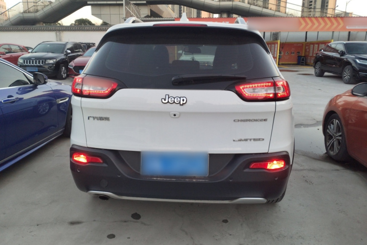 Jeep 自由光 2017款 2.0L 优越版车身外观6