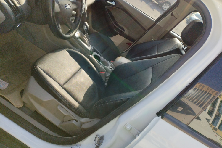 福特 福克斯 2012款 三厢 1.6L 自动舒适型局部细节19