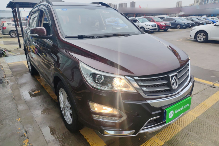 宝骏560 2016款 1.8L 手动精英型车身外观3