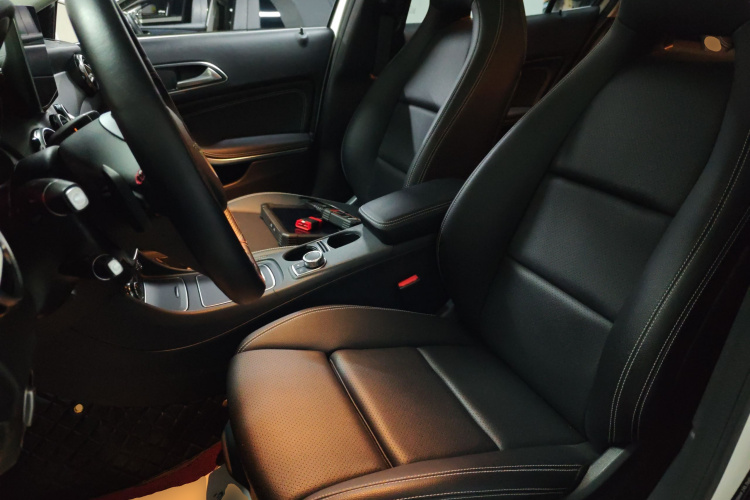 奔驰GLA 2018款 GLA 200 时尚型中控内饰19