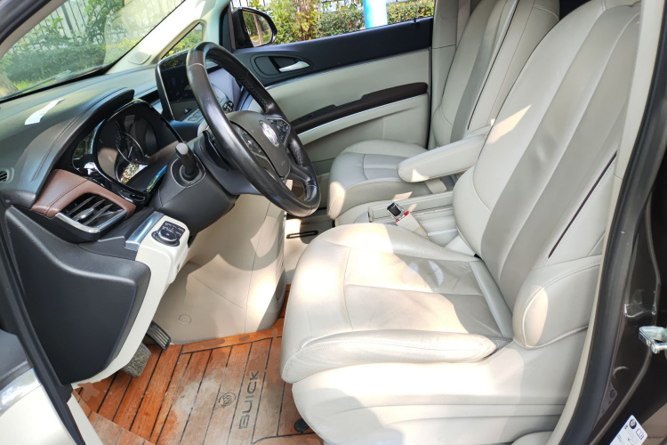 别克GL8 2020款 陆上公务舱 652T 豪华型中控内饰19