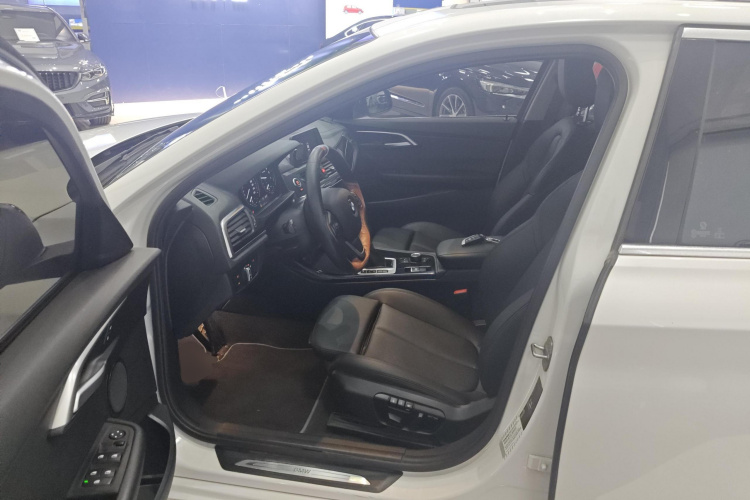 宝马1系 2018款 118i 运动型中控内饰19