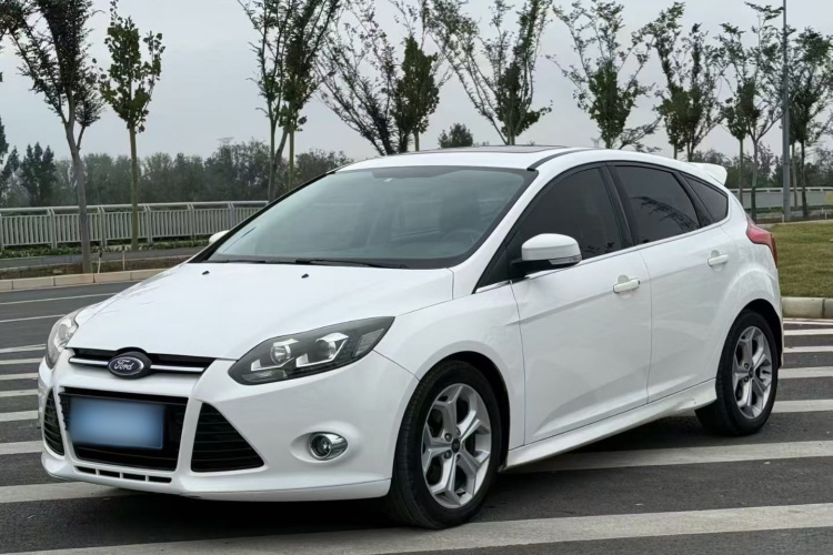 福特 福克斯 2012款 两厢 2.0L 自动豪华运动型车身外观1