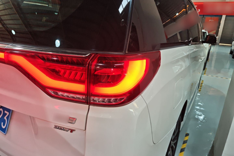 广汽传祺 传祺M8 2021款 改款 领秀系列 390T 豪华版车身外观9