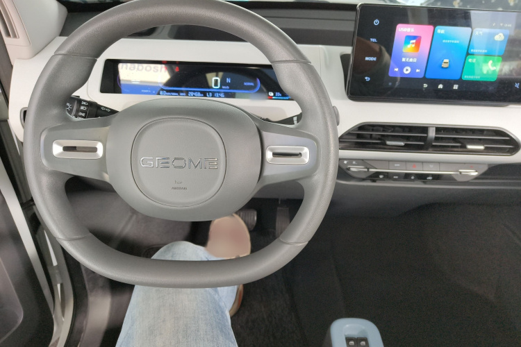 吉利银河 2023款 熊猫mini 200km 耐力熊中控内饰7002