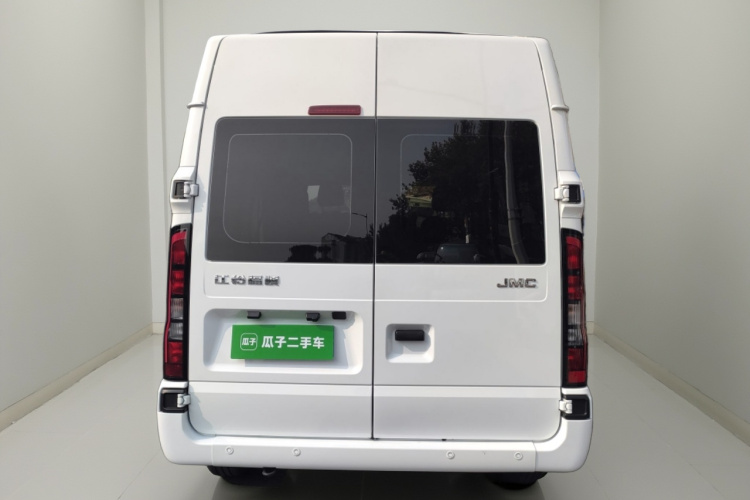 江铃福顺 2025款 2.0T 8AT柴油短轴中顶商运型多功能乘用车5/6座车身外观6
