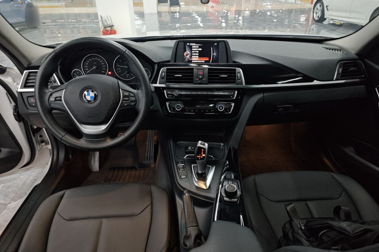 宝马3系 2017款 320Li 时尚型中控内饰12