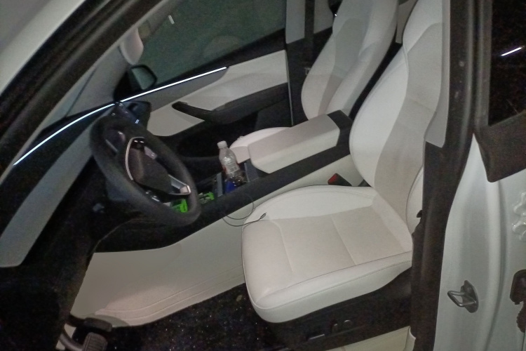 特斯拉 Model Y 2025款 后轮驱动 首发版中控内饰19