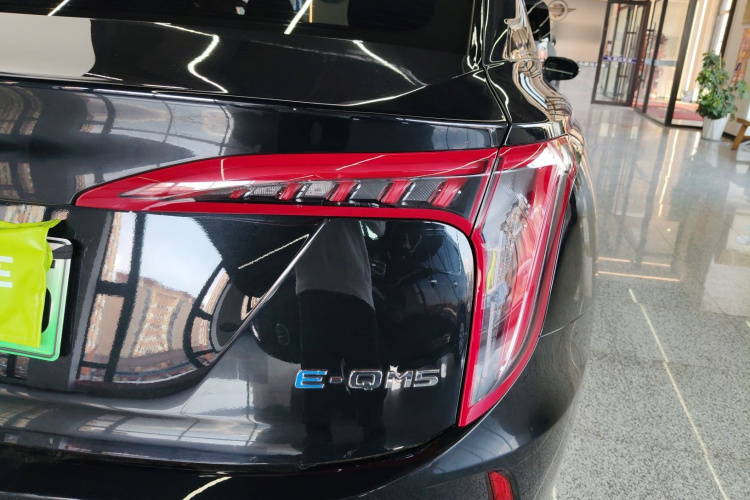 红旗E-QM5 2022款 431km 充电乐享版车身外观9