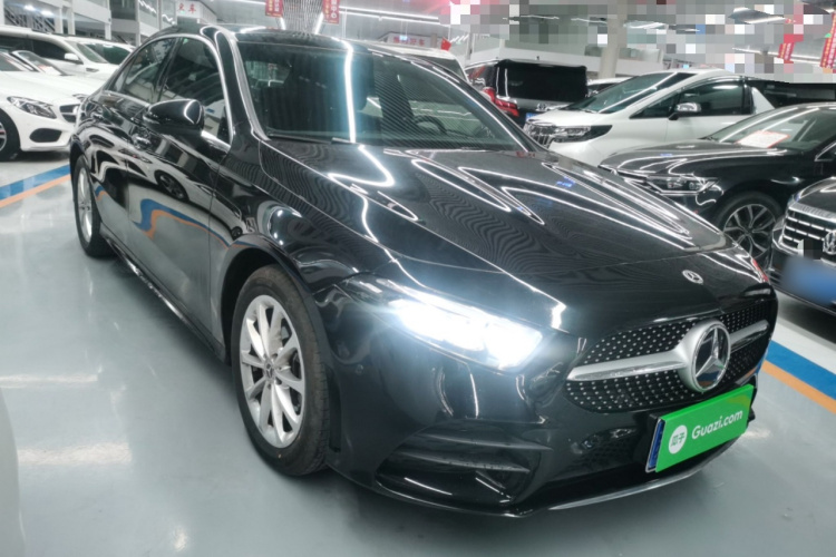 奔驰A级 2022款 改款 A 200 L 运动轿车时尚型车身外观3