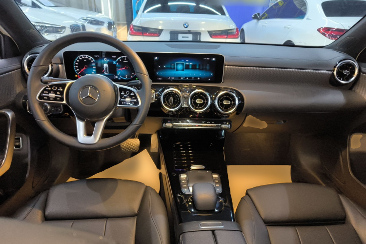 奔驰A级 2020款 改款二 A 180 L 运动轿车中控内饰7002