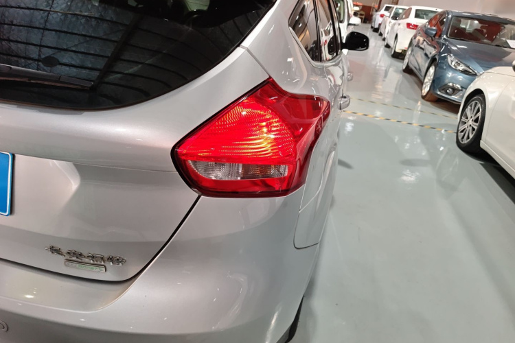 福特 福克斯 2015款 两厢 EcoBoost 180 自动精英型车身外观9