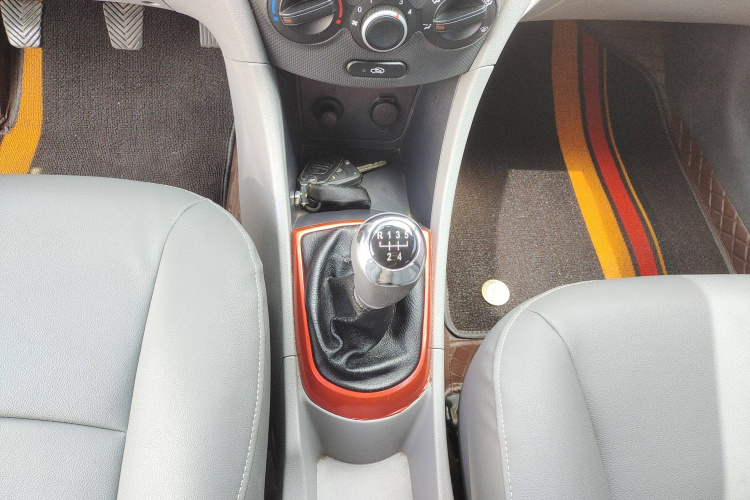 现代 瑞纳 2016款 1.4L 手动智能型GLS局部细节9003