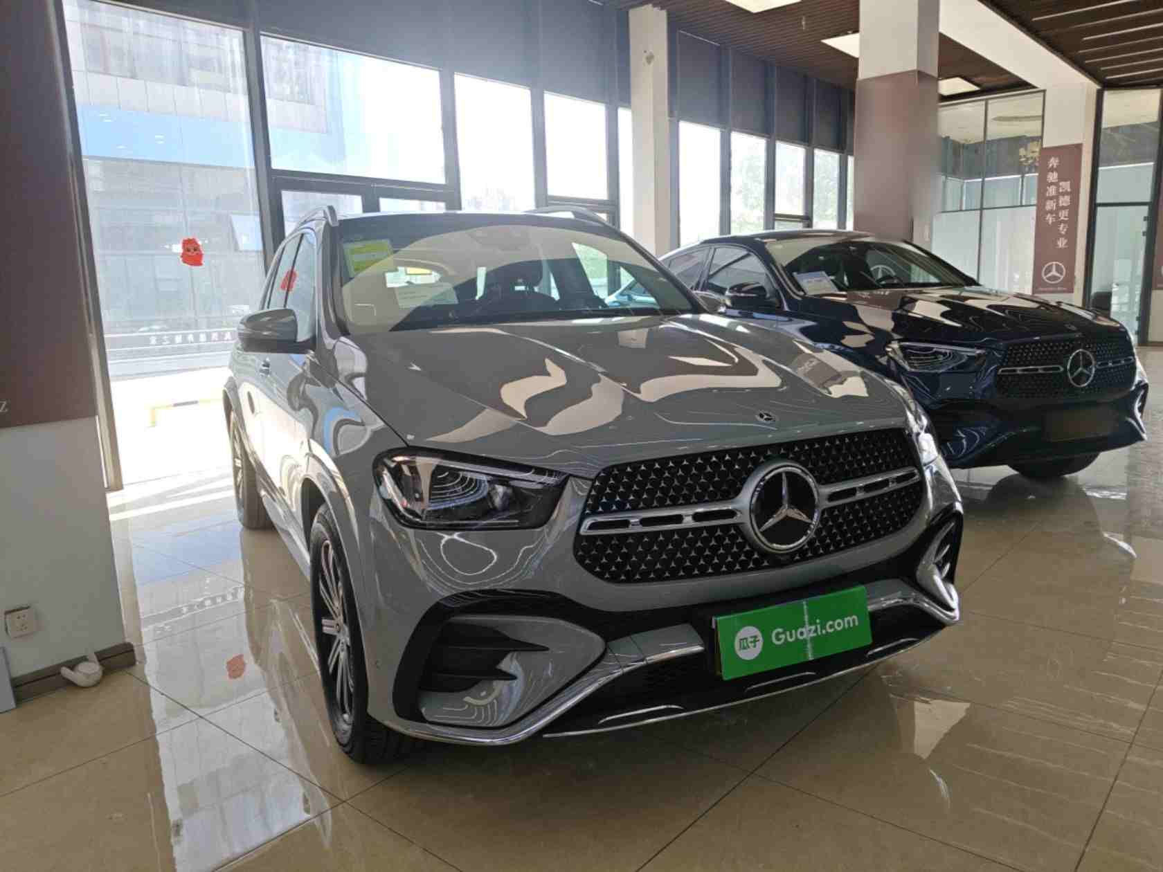 车辆右前45度外观展示
