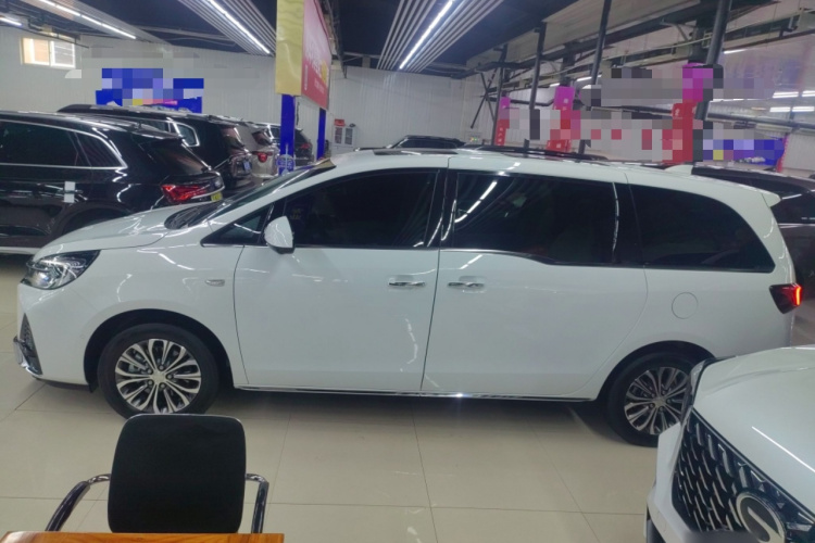 别克GL8 2023款 陆上公务舱 尊贵型车身外观4