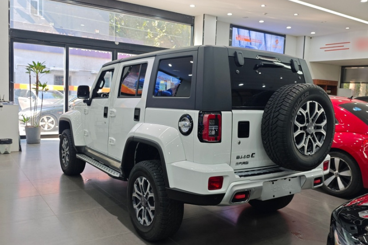 北京越野 北京BJ40 2024款 2.0T 城市猎人荣耀版车身外观6005