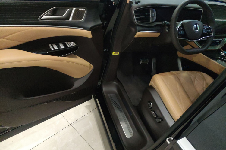 腾势D9 2025款 DM-i 智驾版 1020 四驱旗舰型中控内饰7003