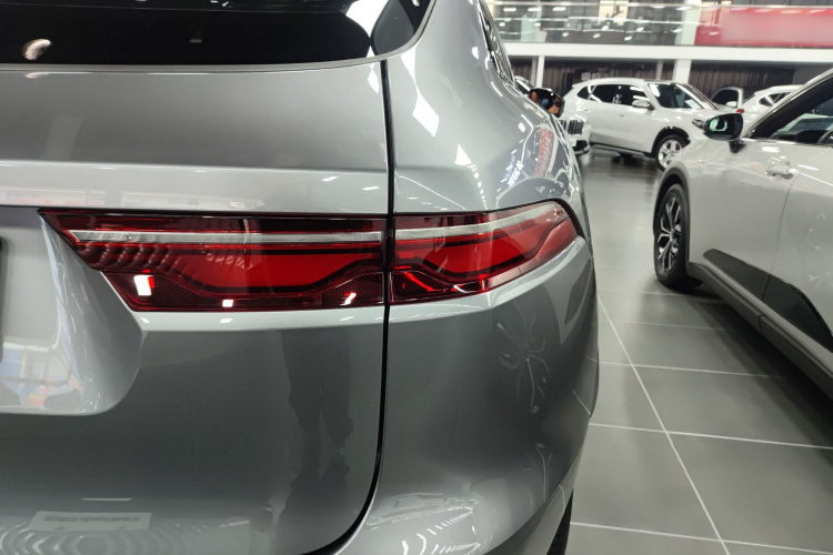 捷豹F-PACE 2024款 P250 R-Dynamic SE车身外观9