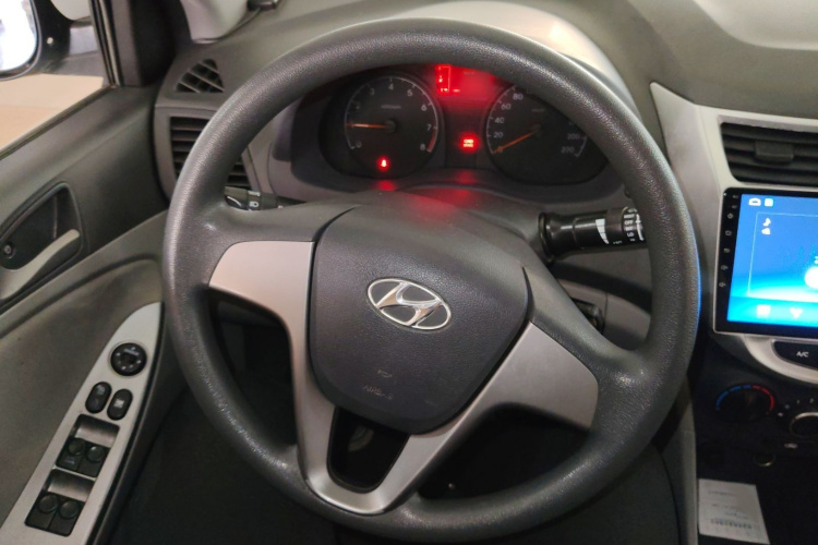 现代 瑞纳 2016款 1.4L 手动智能型GLS局部细节13