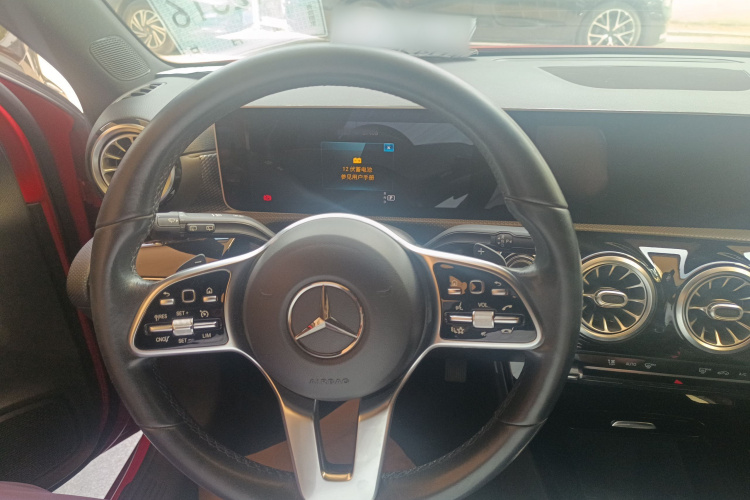 奔驰A级(进口) 2019款 A 200 动感型中控内饰7001