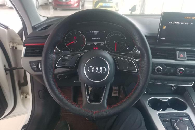 奥迪A4L 2017款 40 TFSI 进取型中控内饰13