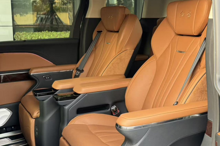 红旗HQ9 2023款 2.0T 智联旗畅版中控内饰7003