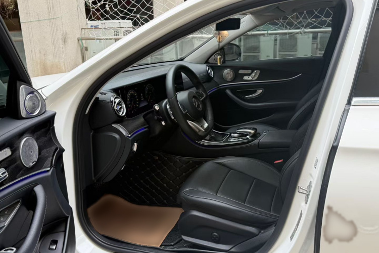奔驰E级 2017款 E 300 L 运动豪华型中控内饰7002