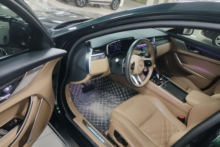 捷豹XFL 2022款 XFL 2.0T P250 两驱尊享豪华版中控内饰7003