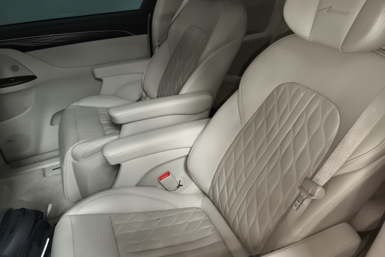 别克GL8 2021款 Avenir艾维亚 七座亲礼版中控内饰21