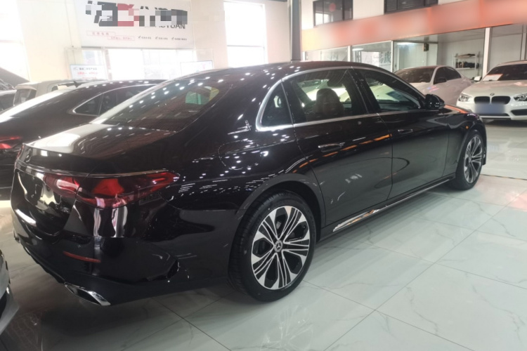 奔驰E级 2024款 E 300 L 豪华运动型车身外观7