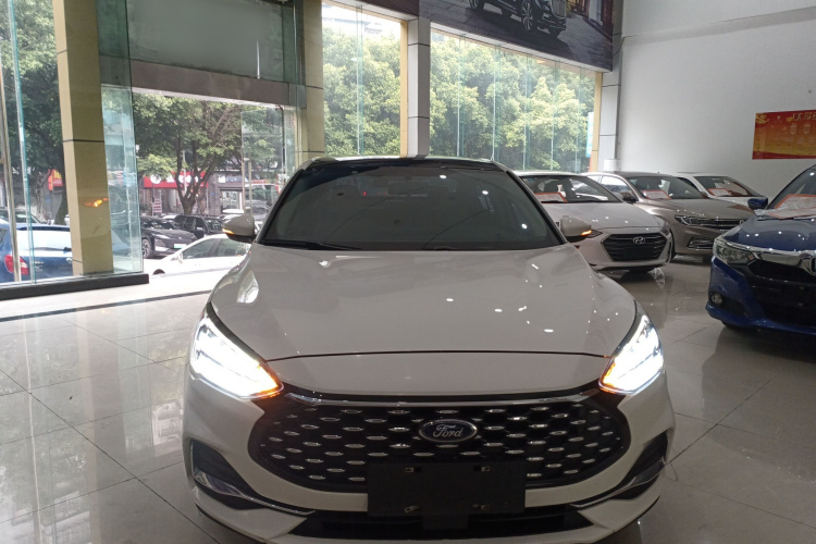 福特 福克斯 2021款 三厢 EcoBoost 180 自动锋潮型车身外观2