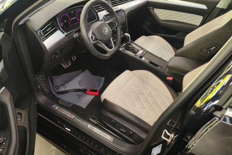 大众 迈腾 2023款 200万辆纪念版 330TSI DSG豪华型中控内饰19