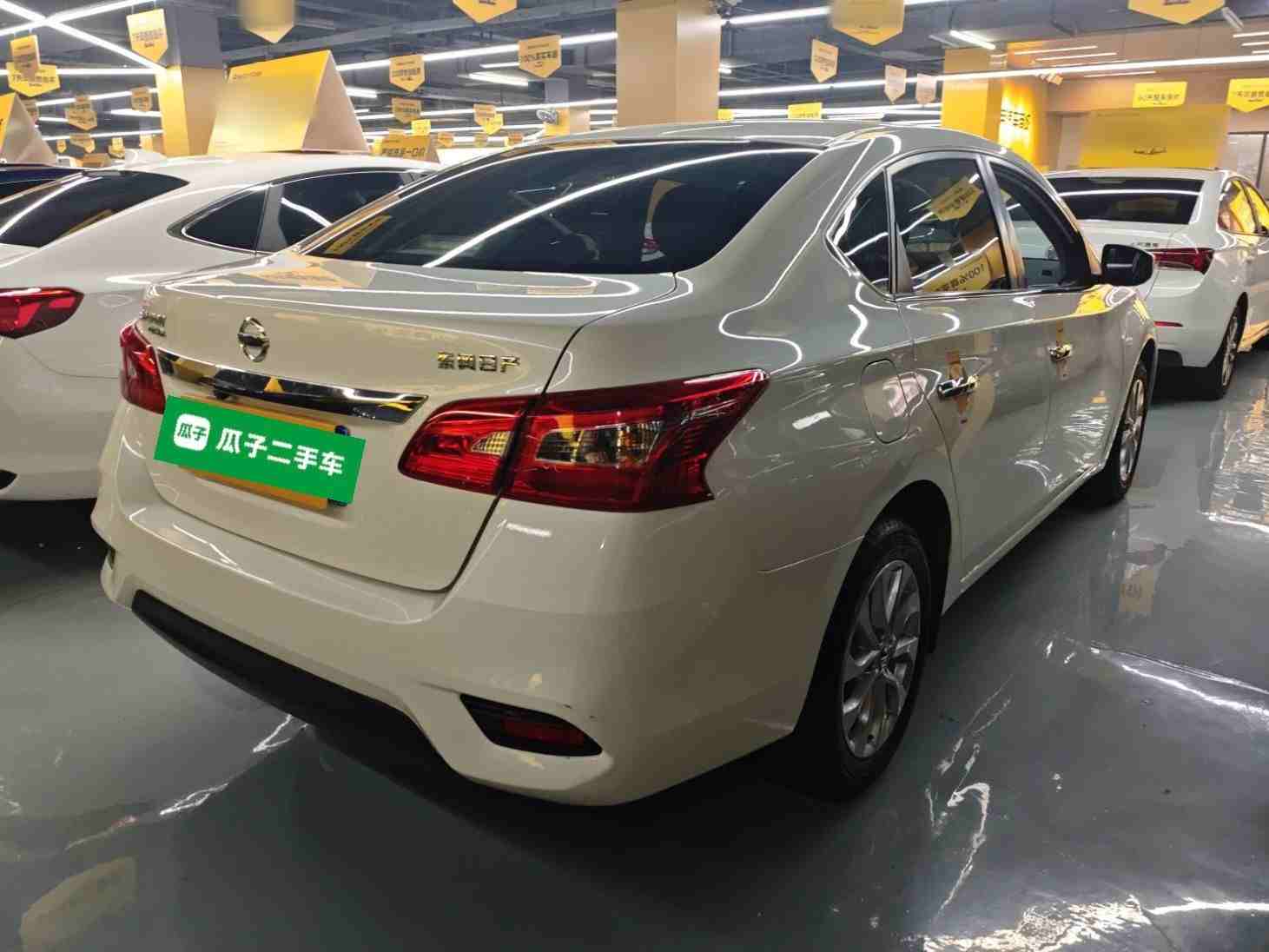 车辆右后45度外观展示
