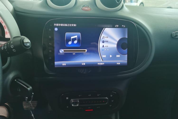 smart fortwo 2018款 1.0L 52千瓦硬顶灵动版 国V中控内饰7003