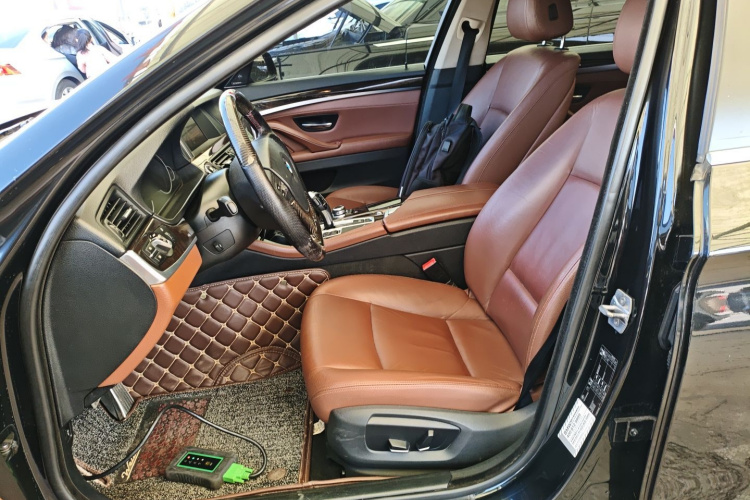 宝马5系 2014款 525Li 领先型中控内饰19