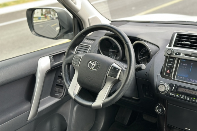 丰田 普拉多 2016款 2.7L 自动标准版局部细节18