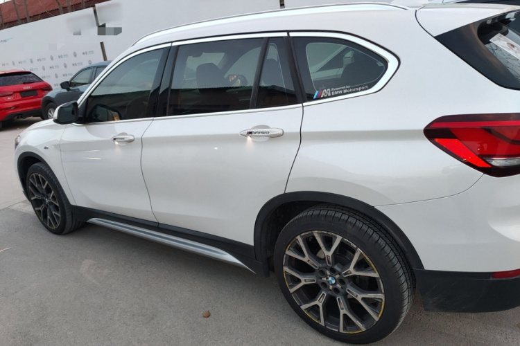 宝马X1 2020款 xDrive25Li 尊享型车身外观4