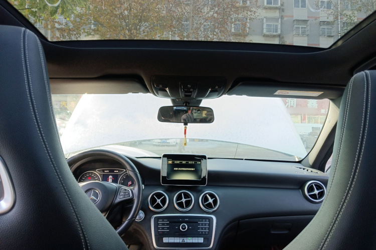 奔驰A级(进口) 2017款 改款 A 200 动感型中控内饰22