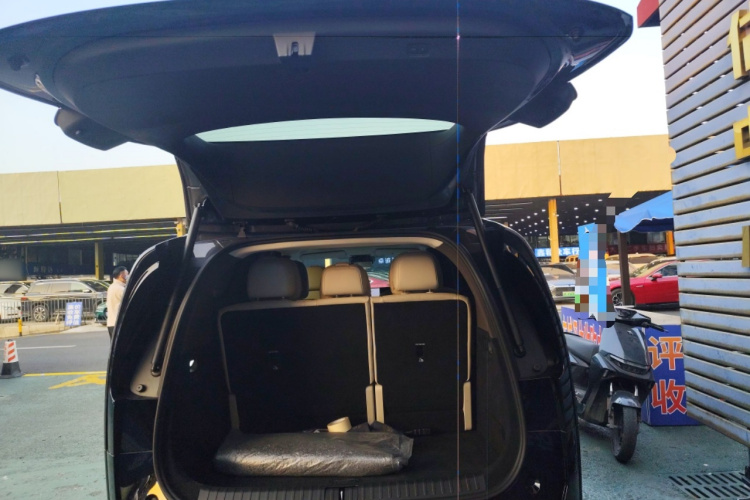 理想汽车 理想MEGA 2024款 Ultra机舱底盘23