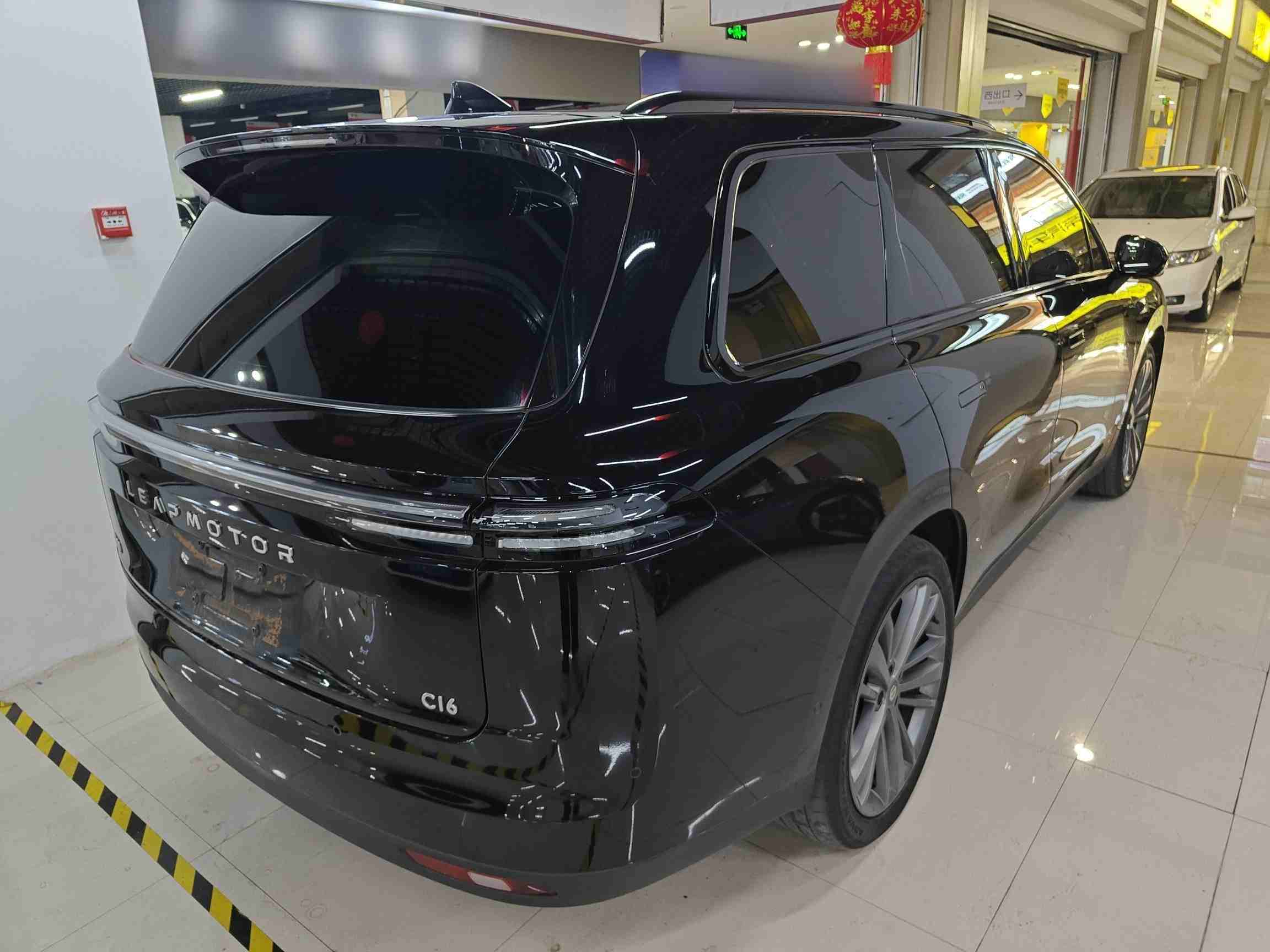 车辆右后45度外观展示