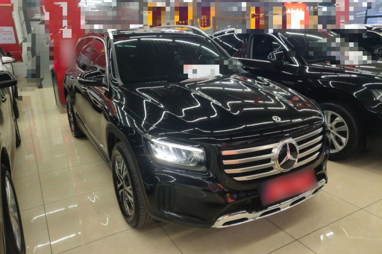 奔驰GLB 2024款 GLB 220 动感型车身外观3