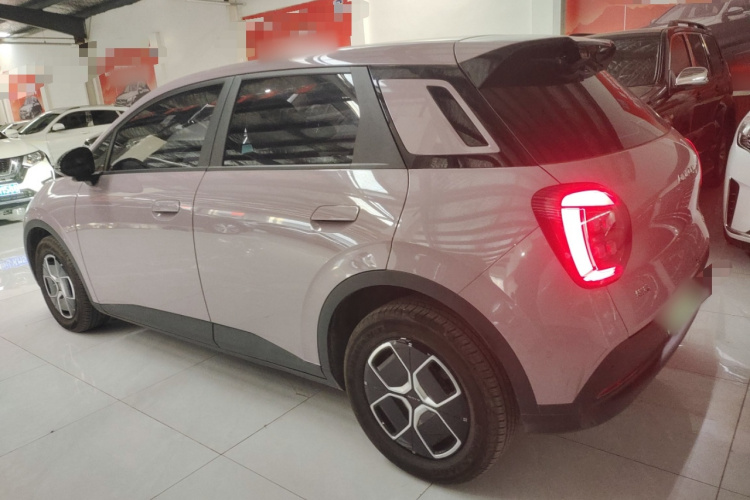 埃安 AION UT 2025款 330星辉版车身外观4