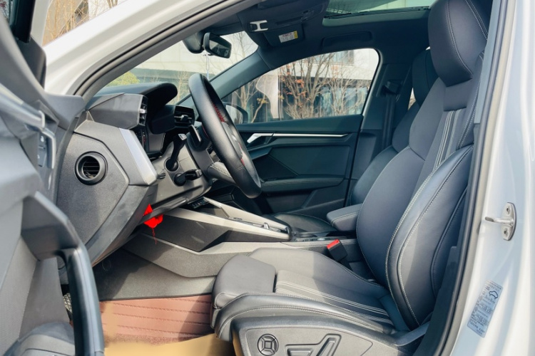 奥迪A3 2023款 改款 A3L Limousine 35 TFSI 时尚运动型中控内饰7006