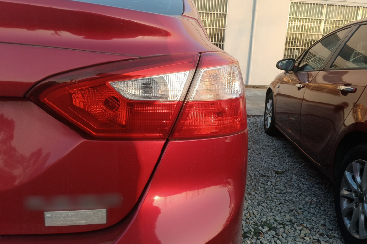 福特 福克斯 2012款 三厢 1.6L 自动风尚型车身外观9