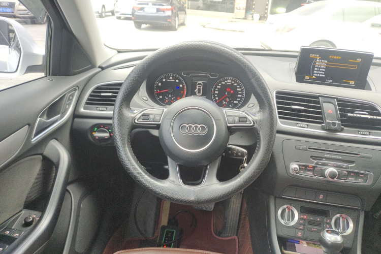 奥迪Q3 2015款 35 TFSI 进取型中控内饰13
