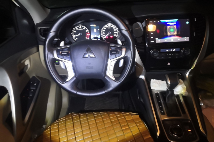 三菱 帕杰罗(进口) 2019款 3.0L 自动标准版中控内饰13