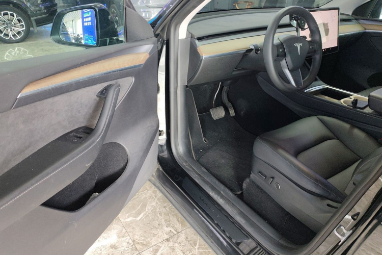 特斯拉 Model Y 2023款 长续航全轮驱动版中控内饰7003